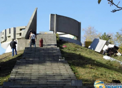 В Новочеркасске упала стела, установленная в память о Великой Победе 1945 года