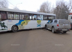 В Новочеркасске невнимательный водитель врезался в автобус