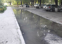 Зловонная река фекалий затопила улицу Чехова в Новочеркасске