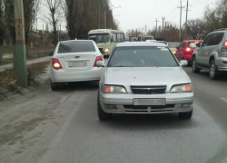 В Новочеркасске выехавший на встречку водитель спровоцировал гигантскую пробку на Трамвайной