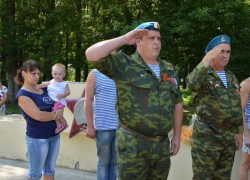 Торжественный митинг в честь дня ВДВ прошел в роще "Красная весна"