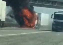 Седельный тягач сгорел на трассе возле аэропорта "Платов" под Новочеркасском