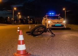 В Новочеркасске велосипедистка попала под колеса автомобиля