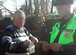 Извращенца со спущенными штанами и семилетней девочкой на коленях задержали в Новочеркасске