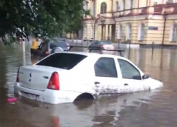 Мощные потоки воды сносили асфальт, камни и мусорные баки в Новочеркасске