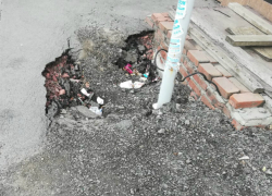 Жители Новочеркасска два года наблюдают яму в центре города