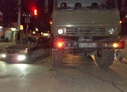 В Новочеркасске опять военный грузовик помял легковушку