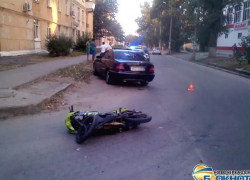 В микрорайоне Донском Новочеркасска дорогие иномарки давили молодежь на мотоциклах