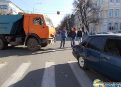 В центре Новочеркасска заниженный тонированный ВАЗ пытался проскочить на красный перед КамАЗом