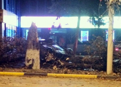 В центре Новочеркасска иномарка врезалась в ВАЗ, а затем в дерево и перевернулась