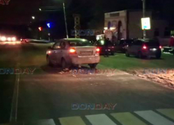 Девушка попала под колеса автомобиля в нескольких метрах от пешеходного перехода под Новочеркасском