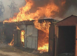 Адское пламя уничтожило несколько гаражей в Новочеркасске