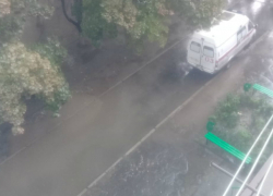 В Новочеркасске, новый асфальт на улице Чехова ушел под воду