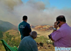 В Новочеркасске на площади 3 гектаров открытым пламенем горит новая свалка