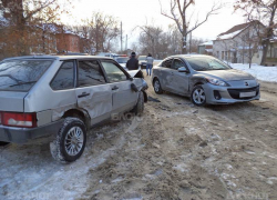 В Новочеркасске лихач на летней резине устроил ДТП
