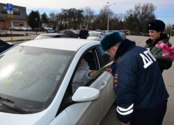 В Новочеркасске автоинспекторы останавливали женщин за рулем и дарили им цветы