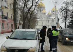 «Осторожно гололед», в Новочеркасске сотрудники ГИБДД провели профилактическую акцию