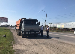 В Новочеркасске водителей грузовиков оштрафовали за неправильную перевозку песка и щебня