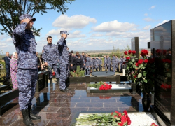 Сотрудники вневедомственной охраны почтили память погибших в Новочеркасске сослуживцев