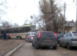 В Новочеркасске трамвай сошел с рельсов на улице Троицкой 