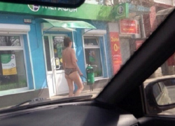 В центре Новочеркасска разгуливает голая девушка