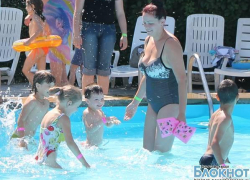 В Новочеркасске предприниматель подарил многодетным семьям день в аквапарке