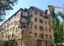 В Новочеркасске обрушившееся общежитие снова разваливается после капремонта