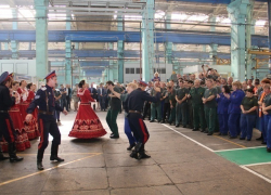 В цехаха НЭВЗа устроили шоу с песнями и плясками