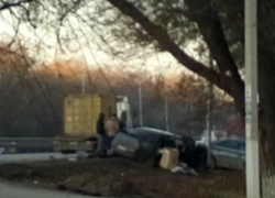 Вышедшая из-под контроля «Лада» снесла с трассы иномарку и сама врезалась в столб под Новочеркасском