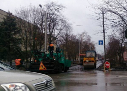 Фотофакт: на улице Троицкой в Новочеркасске асфальт кладут в лужи