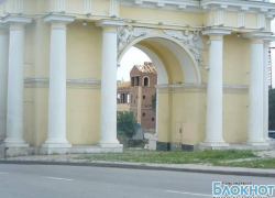 Телефон наркоторговцев на Триумфальной арке Новочеркасска закрасили розовым цветом