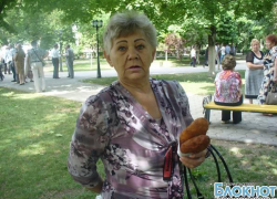 В годовщину новочеркасской трагедии 1962 года собравшихся в сквере Платова угощали пирожками с ливером