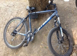 Два скоростных велосипеда похитили от подъезда жилого дома в Новочеркасске