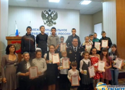 В Новочеркасске дети вылепили из пластилина и рисовали полицейских