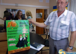 В Новочеркасске пытаются побороть рекламу на деревьях