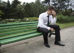 Новочеркасец присел отдохнуть на лавочку и лишился мобильника