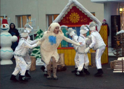 В микрорайонах Новочеркасска открыли новогодние елки