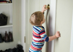 Годовалый ребенок до ужаса напугал оставшихся под дверью в квартиру бабушку и дедушку