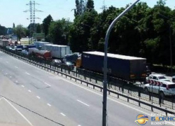 Жители Новочеркасска опять стоят на трассе М-4 в 20-километровой пробке в сторону Ростова