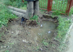 Угрожающая безопасности пешеходов глубокая лужа натекла из водопроводной трубы в Новочеркасске