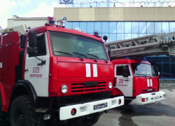 Перед ДК НЭВЗа спасатели организовали праздничную выставку пожарной техники