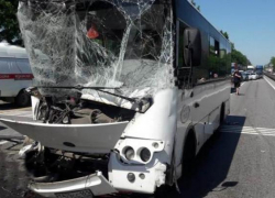Под Новочеркасском пассажирский автобус врезался в фуру