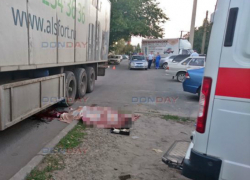 В Новочеркасске многотонная фура насмерть раздавила упавшую старушку