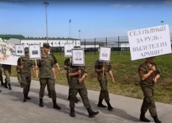 Под Новочеркасском военнослужащие «похоронили» разбитую машину