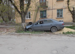 В Новочеркасске «Тойота» врезалась в дерево