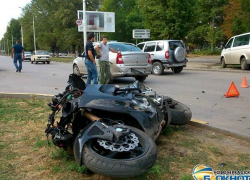 В Новочеркасске 19-летний мотоциклист едва не поплатился жизнью за лихачество