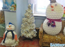 В Новочеркасске открылась выставка новогодних елок из конфет, бубликов и других подручных материалов