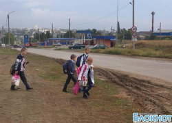 В Новочеркасске ученики школы №12 добираются до классов по колено в грязи