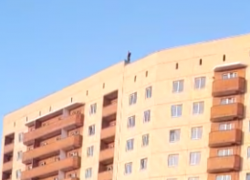 Гуляющий по крыше многоэтажки мужчина шокировал новочеркасцев