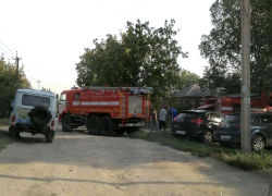 Масштабный пожар на улице Крупской Новочеркасска охватил жилые дома